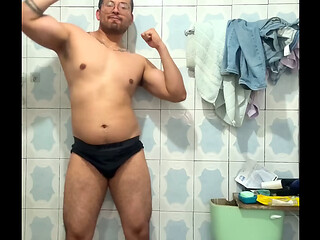 Joven macho de gym llega a medir resultados y en la noche se masturba y le sale un chorro de mucho semen
