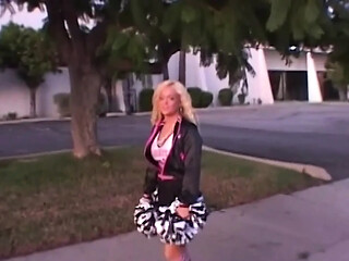 Cheerleader finds new cock after breaking up with BF
