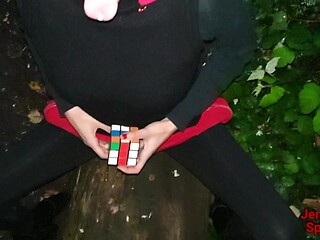 Sexy parodia Sabrina Spellman &mdash;  risolve il cubo di Rubik mentre fa un pompino nel bosco! Jenny Pink