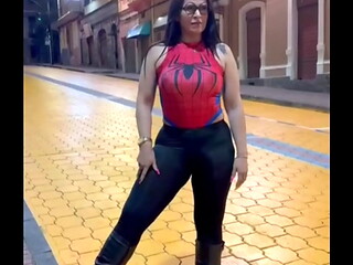 La propia mujer ara&ntilde_a