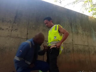 Trabalhadores flagrados atr&aacute_s da obra transando