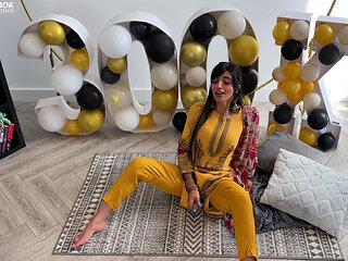 Aaliyah Yasin Gets Horny Whilst Waiting for Her Guests