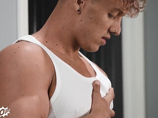Twink Pop - Felix Fox Sees Hot Twink Troye Dean Working out At the Gym and  Offers Him a Free Special Brotein