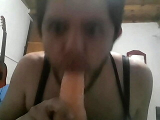 Chupando el juguete de mami 19
