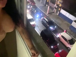 Dando pro meu amigo na janela aberta