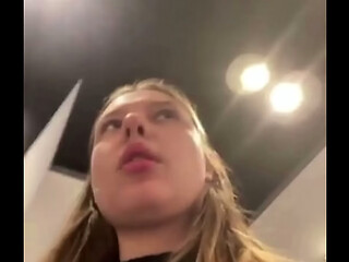Diversi&oacute_n en el centro comercial, una chica muy gorda