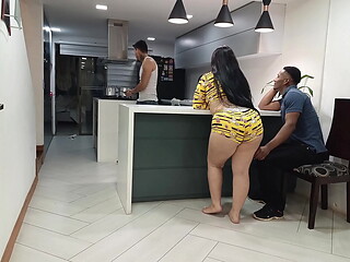 Me follo a la esposa de mi mejor amigo mientras el me cocina