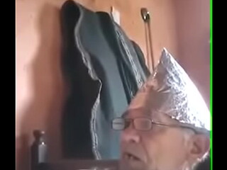 Velho fudido querendo dinheiro
