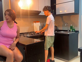 Shh que el cornudo se da cuenta. Mi marido esta distra&iacute_do y mi vecino me folla muy duro