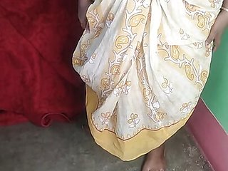 Indian horny Mommy pissing on the floor and squirting h...