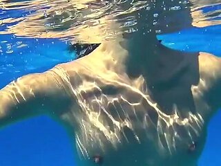 Stunning Girl Swims Nude on Public Beach