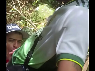 EL MARIDO DE MI VECINA ME FOLLA MIENTRAS FUMA