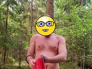 A quick striptease with a cumshot in the nature