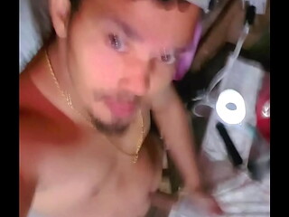 Comendo um brinquedo