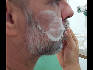 Sr Carmona fazendo a barba peladao