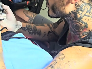O cliente ficou excitado no meio da tatuagem