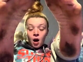 Masturbating amateur cums after solo fun