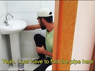 Paguei pro encanador desentupir a pia e entupir o meu cu (COMPLETO NO RED)