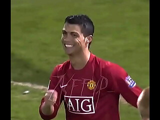 Cristiano ronaldo arrebentando a bundinha do messi no meio do jogo