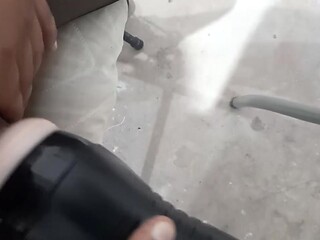 Femme se masturbe avec son jouet anal