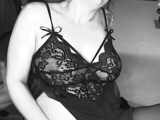 MILF uses vibrator on pussy