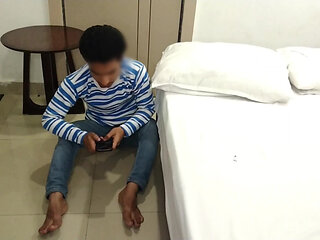 Naukrani ko new year bonus deke pel diya