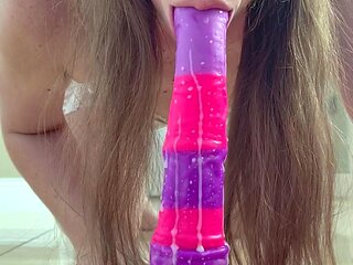 Amateur webcam toying wet pussy