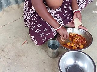 Desi Bhabhi Ne Chicken Ke Sath Roti Khaya Aur Masti Ki