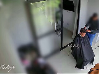Recebi o barbeiro para fazer cabelo do corno do meu marido bem puta, usando um biqu&iacute_ni min&uacute_sculo e transparente