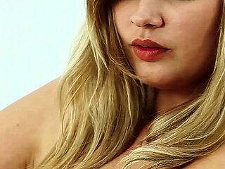 Holly Anderson Puts a Dildo up Her Pussy