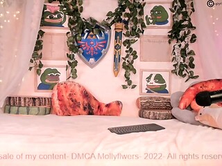 Amateur e-girl Mollyflwers gets her ass fucked