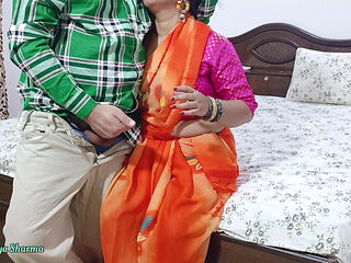 Desi bhabhi kitchen meBartan Dho rahi thi tabhi devar ne piche se bhabhi ki le li