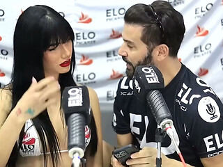 Yenifer Chacon se atraganta con una banana bien rico