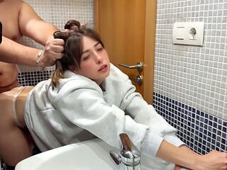 Mi padrastro quiere follarme en el ba&ntilde_o mientras nuestros amigos celebran nuevo a&ntilde_o en el salon, es muy divertido tener sexo con un hombre gordo mayor