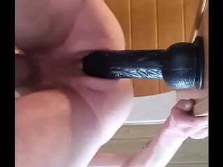 Daddy fickt sich mit xl Dildo im T&uuml_rrahmen in den arsch und spritzt ab