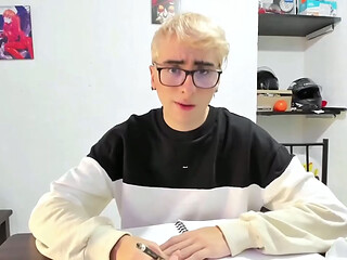 Estudiante Hetero se Folla a Joven Nerd Mientras Estudiaban