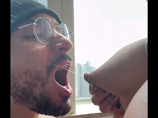 A Safada com leite nos peitos adora ser chupada por um macho que beba seu leite materno