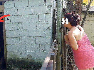 Chuveiro n&atilde_o funciona, mulher casada pede ajuda ao zelador da fazenda usando apenas uma toalha e paga com sexo