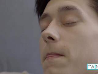 Sex addict Oliver enjoys horny twink Logan's Throbbing cock!