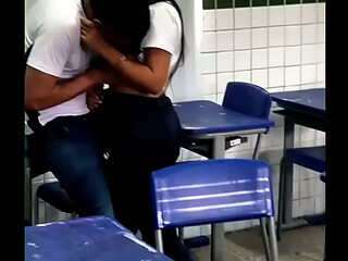 NOVINHA PUTINHA SAFADA ESPEROU A PROFESSORA SAIR DA SALA PRA FUDER COM O AMIGO SEM CAMISINHA CAIU NA NET