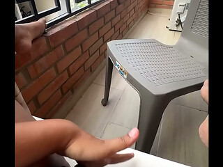 volvi a masturbarme en el balcon y ahi estaba mi vecino mirandome