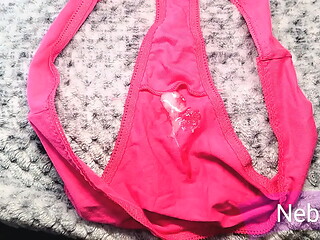 Me masturb&eacute_ con la tanga rosa de mi novia, solo la ha usado una vez