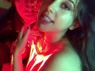 Brunette amateur webcam babe pleases pussy
