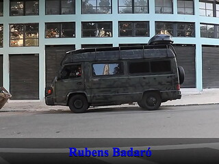 Dotado arrombou a bucetinha da coroa no motor home nas ruas de S&atilde_o Paulo (VIDEO IN&Eacute_DITO SEM CORTES)
