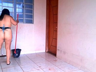 Esposa Putinha Limpando o Quintal S&oacute_ de Avental e Calcinha - Hotwife Exibida