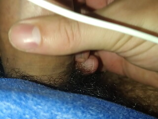 Peludo castigando o pau grosso