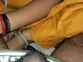 Madhu bhabhi ko choda completely naked kar uski bed par