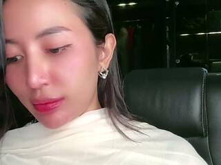 CHICK LIKES TO CUM IN PUBLIC, VIDEO CALL SWIPE PUSSY