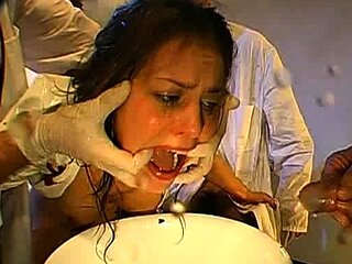 amateur lustywench fingering herself on live webcam