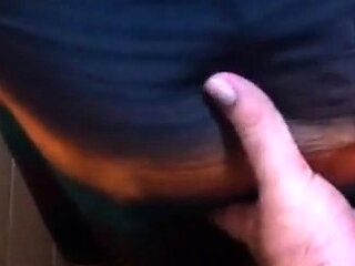 Dois caminhoneiros maduros transando no banheiro